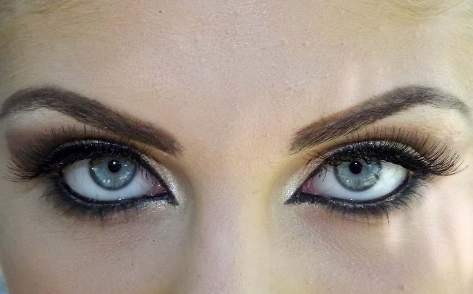 Applying Of Eye Makeup Can Lead To Vision Damage